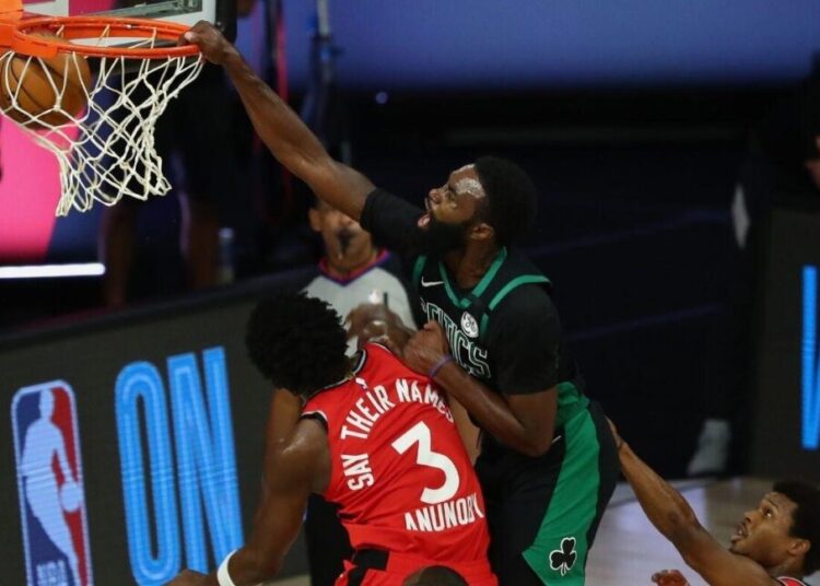 Playoff NBA: Boston batte Toronto, vincono anche i L.A. Clippers.