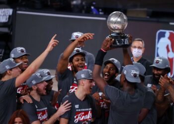 Playoff NBA: Miami batte Boston e torna alle Finals.