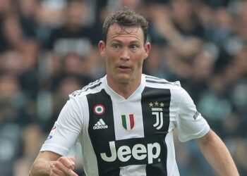 L’ex calciatore Lichtsteiner ricomincia da zero: ora fa lo stagista in un’azienda di orologi