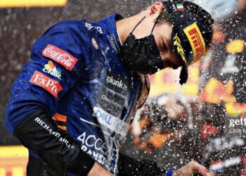 F1: Incredibile gara ad Imola, trionfa Verstappen, Norris sul podio
