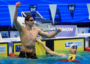 Kolesnikov realizza il record del Mondo nei 50 dorso.