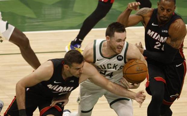 Basket, playoff Nba; Bucks travolgono Miami.