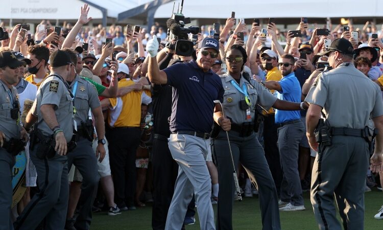 Il veterano Mickelson entra nella storia del golf.