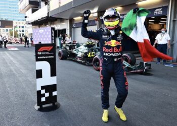 F1: Verstappen fuori e Hamilton 15º, a Baku la gara è incredibile