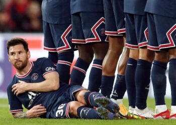 Messi fa il coccodrillo e Ferdinand sgrana gli occhi.