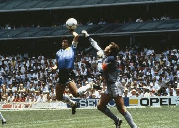 Maradona, la maglia della ‘Mano de Dios’ venduta all’asta per 8,8 mln