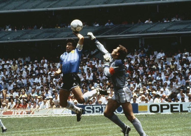 Maradona, la maglia della ‘Mano de Dios’ venduta all’asta per 8,8 mln