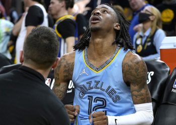 Tutta Memphis in apprensione per Morant: dovesse saltare la serie Golden State avrebbe la strada spianata per la finale.￼
