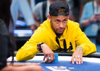 calciatori che giocano a poker